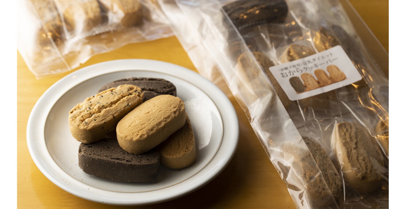 お皿にプレーン・ココア・紅茶・黒ゴマの４種類をのせた写真