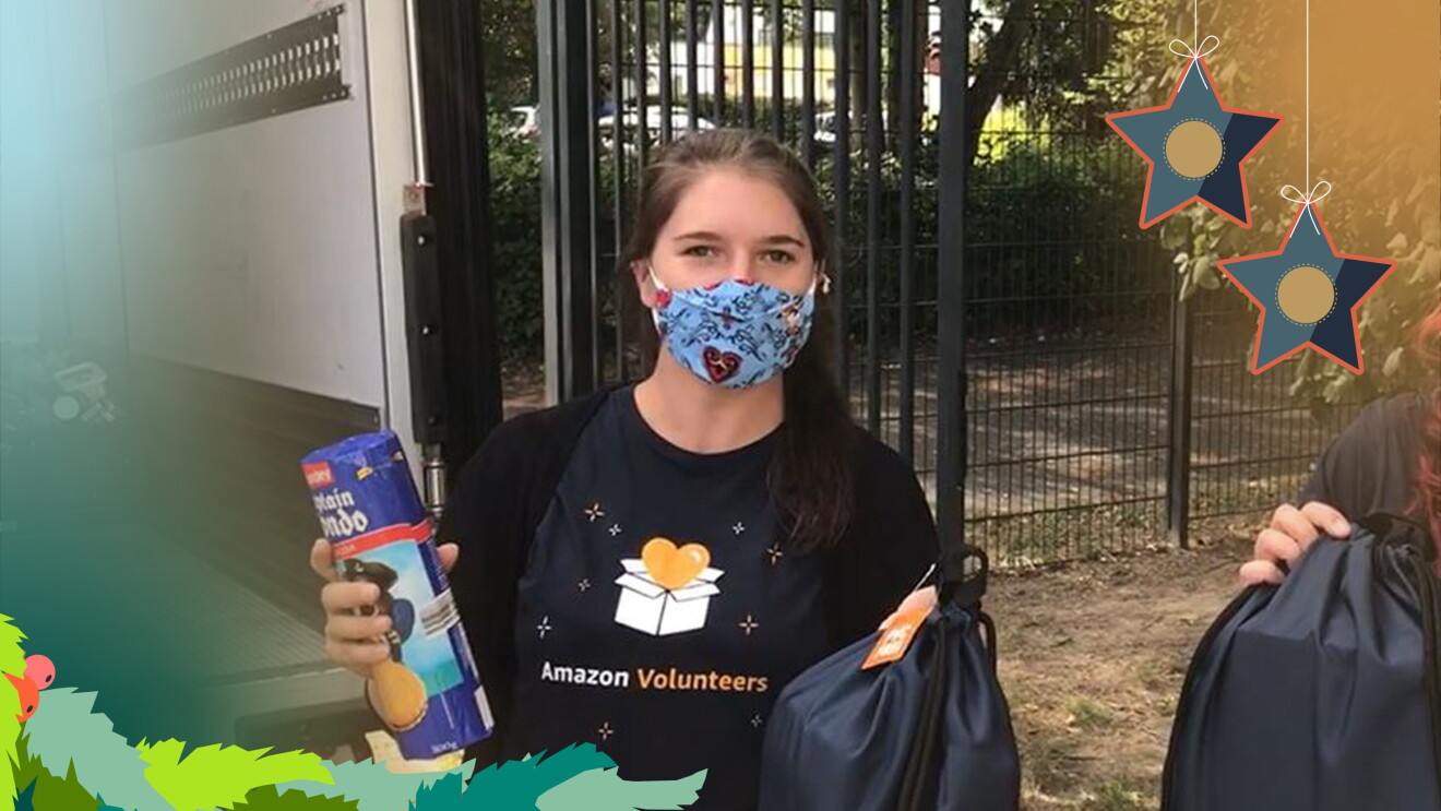 Rhonda mit Schulrucksack in der Hand