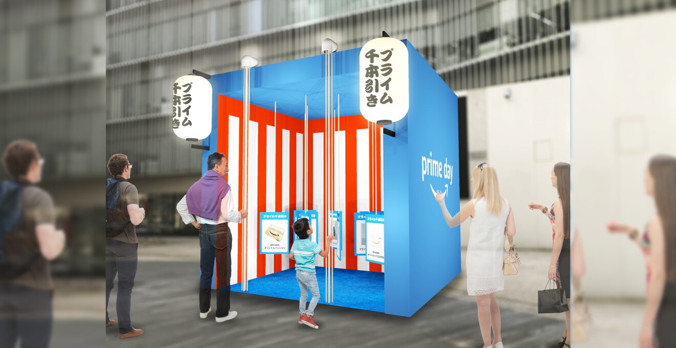 広い空間に大きな青い祭りのようなブースがあり、5人の男性と女性に囲まれている。