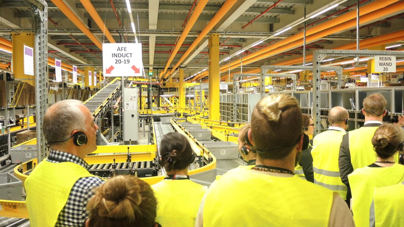 Eine Besuchergruppe lauscht dem Tourguide im Logistikzentrum Frankenthal