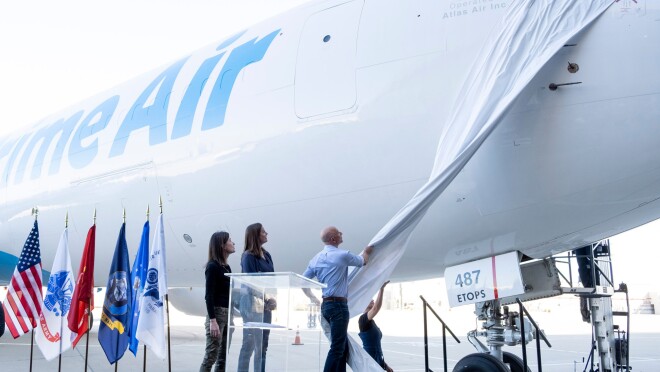 杰夫·贝佐斯在退伍军人节宣布这架飞机的活动上公布了一架新的Prime Air飞机的名字“英勇”。