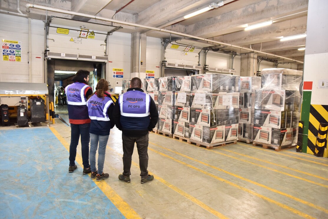 Die Amazon Spendenlieferungen für die Erdbebengebiete werden im Logistikzentrum für den Versand vorbereitet.