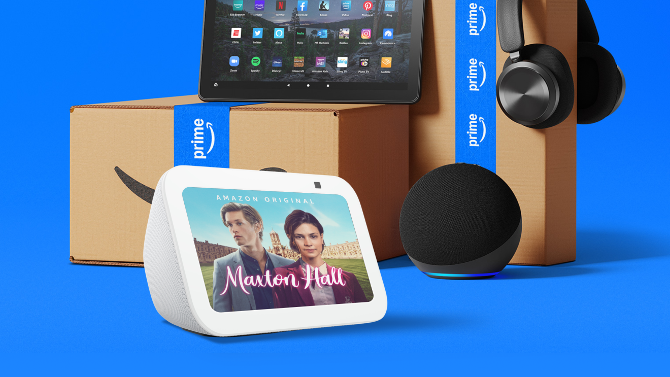 Prime Day: Echo Geräte auf blauem Hintergrund mit Amazon Paketen