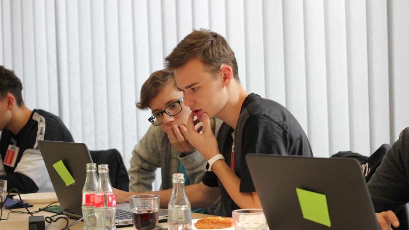 Jugendliche tüfteln am Laptop