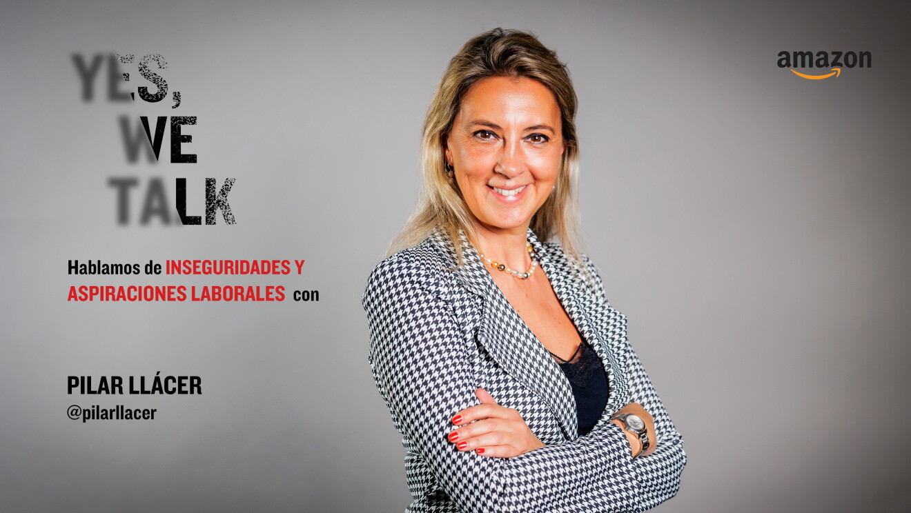Pilar Llácer posando con lo brazos cruzado sy mirnado a cámara. El logo de Amazon a su  izquierda y a sy derecha el nombre de la campaña Yes we talk. 