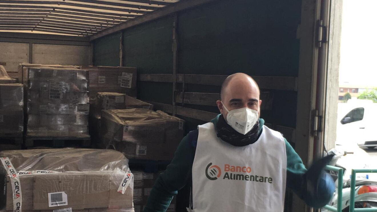 Volontari di Banco Alimentare Lombardia al lavoro per la distribuzione dei pasti. 