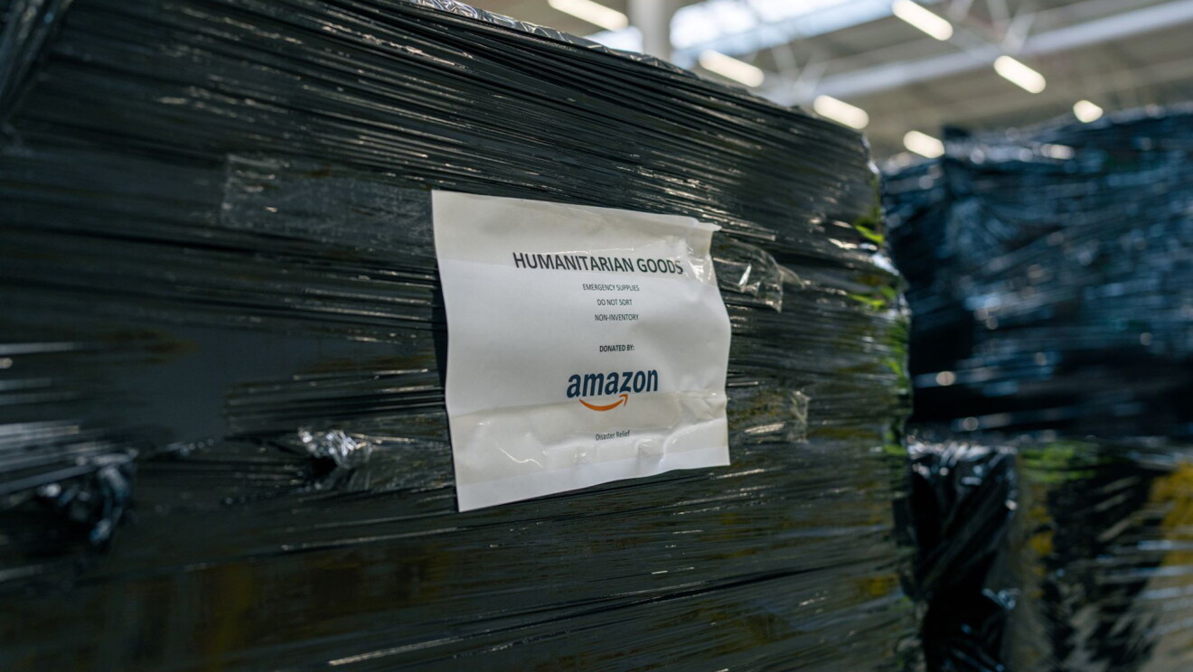 Dipendenti Amazon movimentano pallet con i beni donati a favore dei rifugiati ucraini nell'hub umanitario in Slovacchia