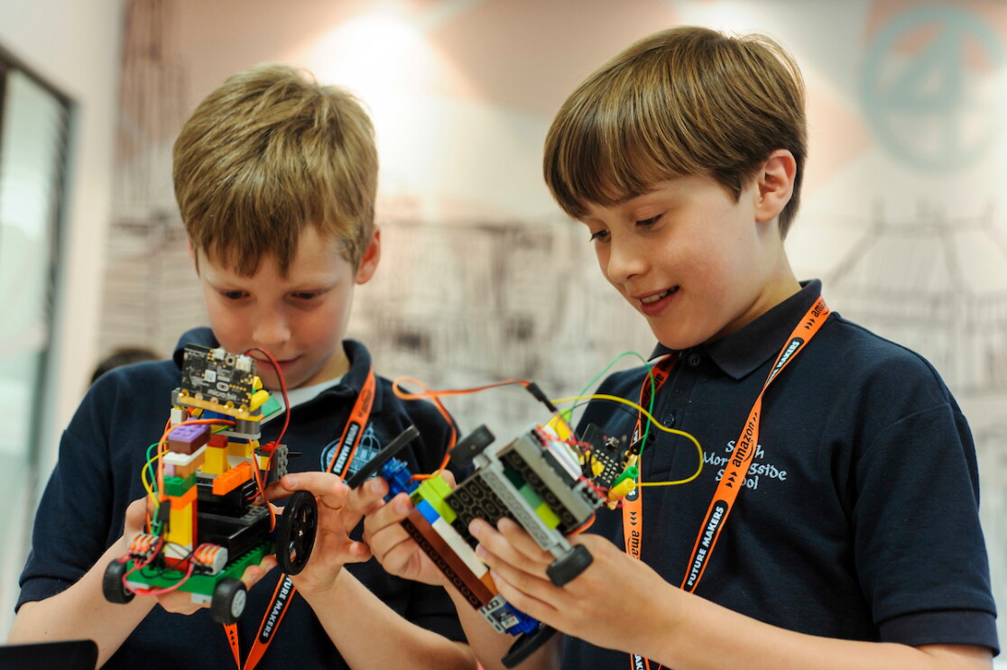 Children and Amazon robotica 