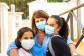 Gloria Santamaría con sus hijas Manuela de 13 años y Martina de 11. En el portal de su casa, con un muro de color blanco de fondo. Las tres van con mascarilla. Gloria en el centro de la foto agarra a sus dos hijas. Las tres miran a cámara. Tienen el pelo largo. Gloria castaño y las chicas de color negro. Además, están todas morenas. 