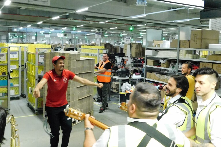 Mitarbeiter mit Musikgruppe