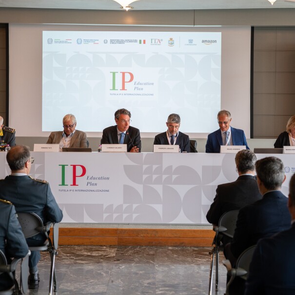 In ordine da sinistra: Rosario Massino, Comandante del Comando Unità Speciali della Guardia di Finanza, Amedeo Teti, Capo Dipartimento Mercato e Tutela del Ministero delle Imprese e del Made in Italy, Lorenzo Galanti, Direttore Generale Agenzia ICE, Fabrizio Lobasso, Vice Direttore Generale per la Promozione del Sistema Paese e Direttore Centrale per l’internazionalizzazione economica del Ministero degli Affari Esteri e della Cooperazione Internazionale, Felice Assenza, Capo Dipartimento dell'Ispettorato centrale della tutela della qualità e della repressione frodi dei prodotti agroalimentari del Ministero dell'Agricoltura, della Sovranità alimentare e delle Foreste, Bianca Maria Martinelli, Senior Director Corporate Strategy and Policy, Amazon Italia