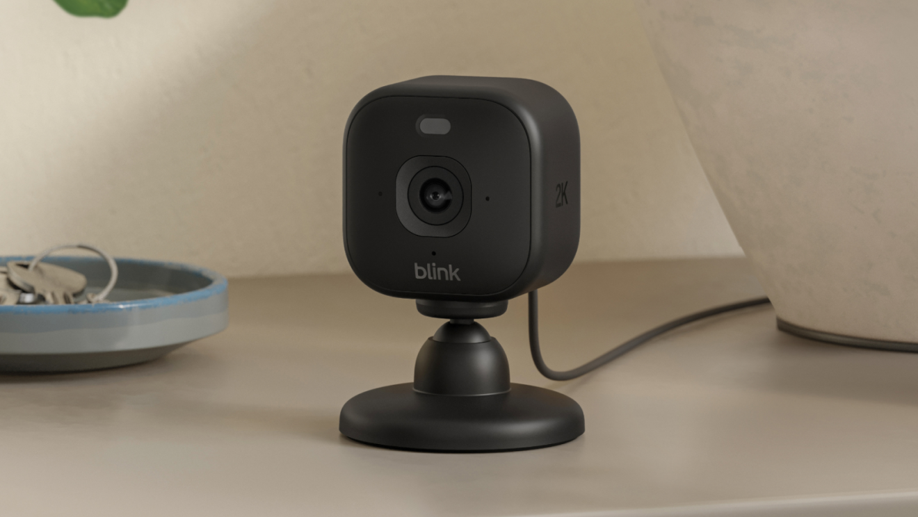 Caméra de sécurité Blink 2K compacte noir sur son support
