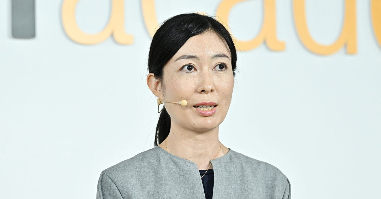 薄いグレージャケットを着た女性