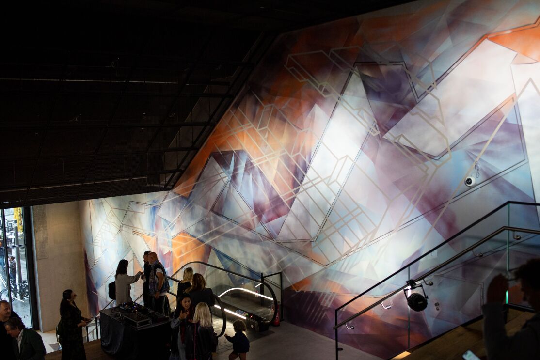 Das 180m2 große Wandgemälde "Unfold" im EDGE East Side Berlin