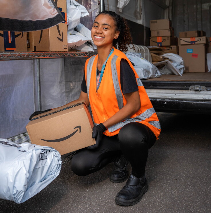 Funcionária da Amazon faz entrega de um pedido no Brasil
