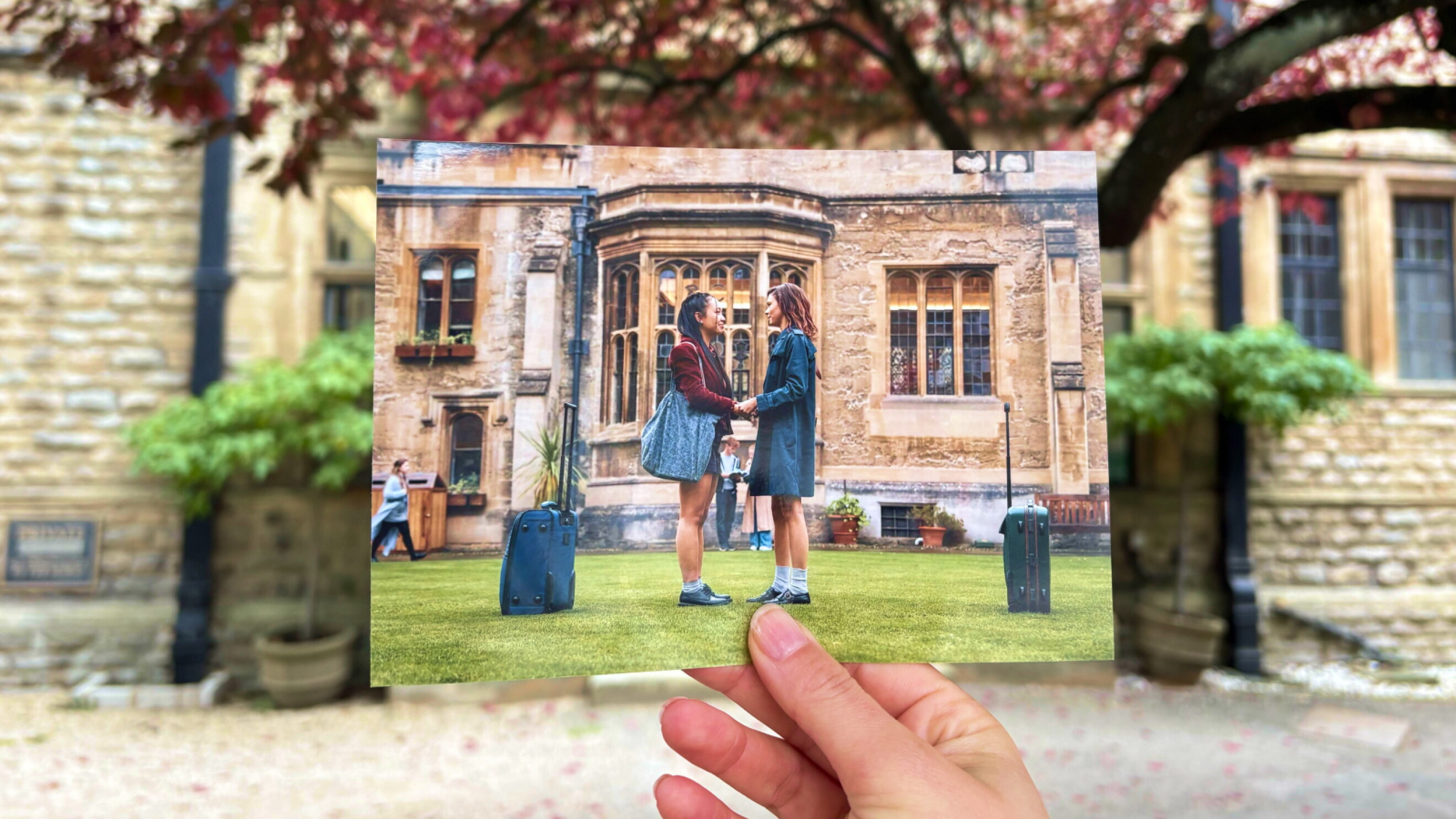 Oxford Schule und Postkarte von Maxton Hall mit Ruby Bell