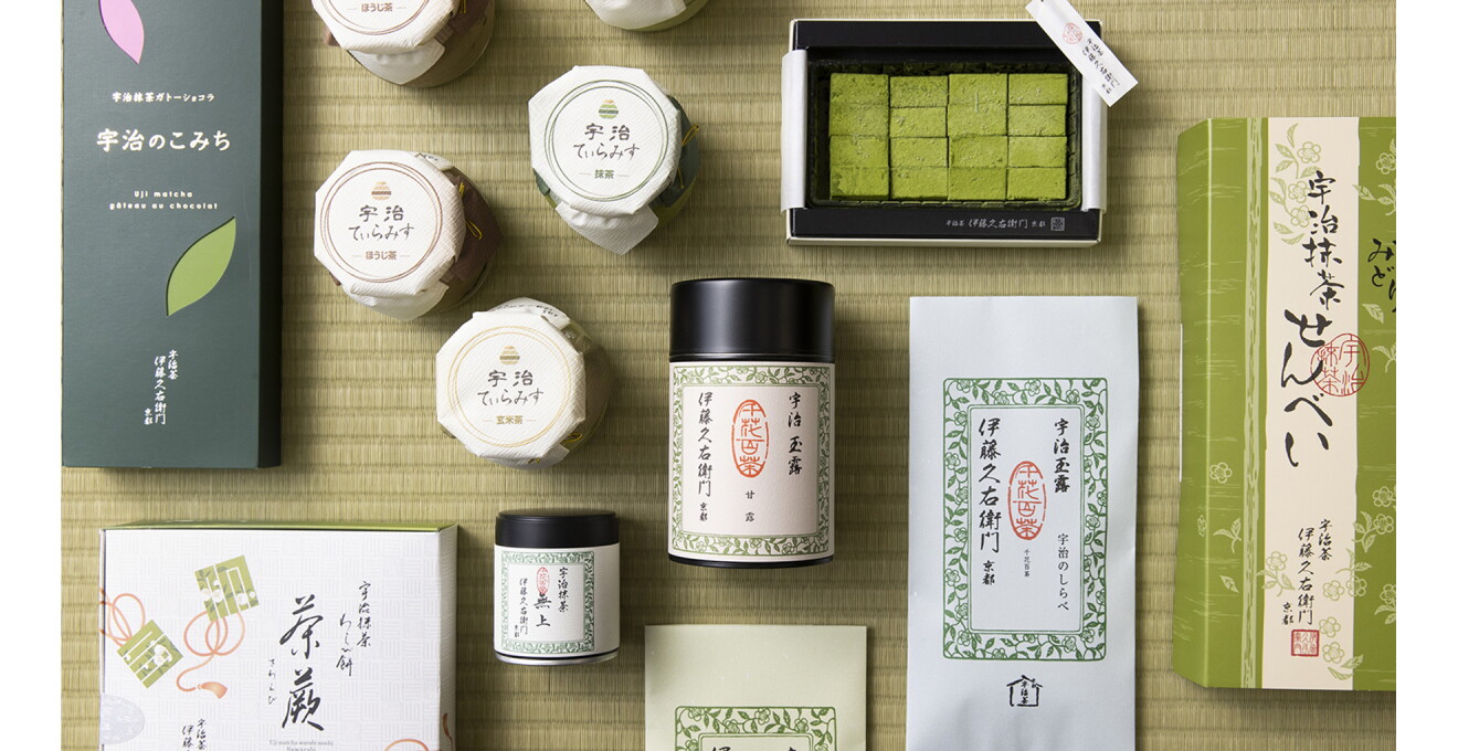 畳の上に並んだ製品。玉露や煎茶のほか、ガトーショコラにティラミス、生チョコレート、わらび餅、せんべいなど