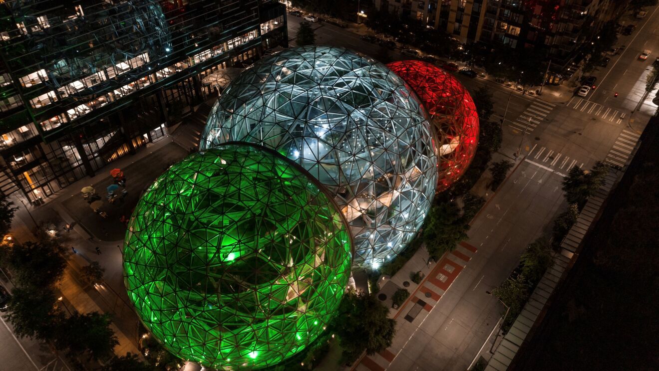 Le Sfere del Centro Direzionale di Amazon a Seattle illuminate con il tricolore.jpg Amazon spheres italian republican day lighint