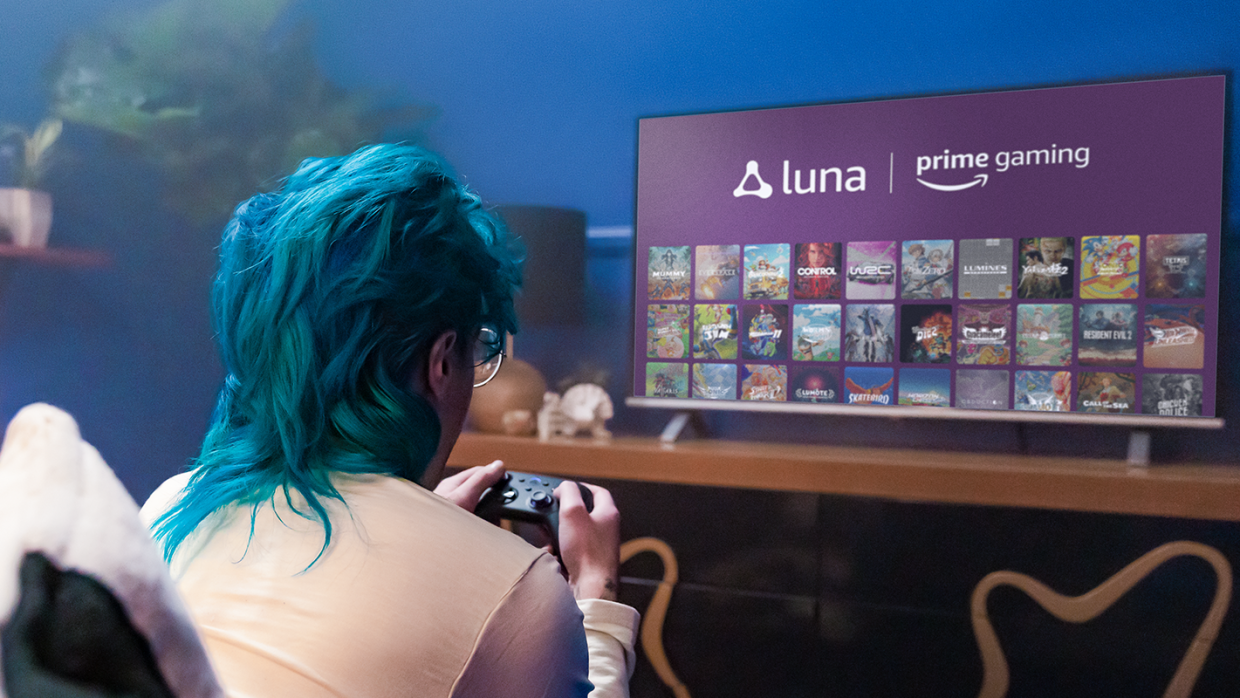 Woman with green hair playing on Luna Prime Gaming