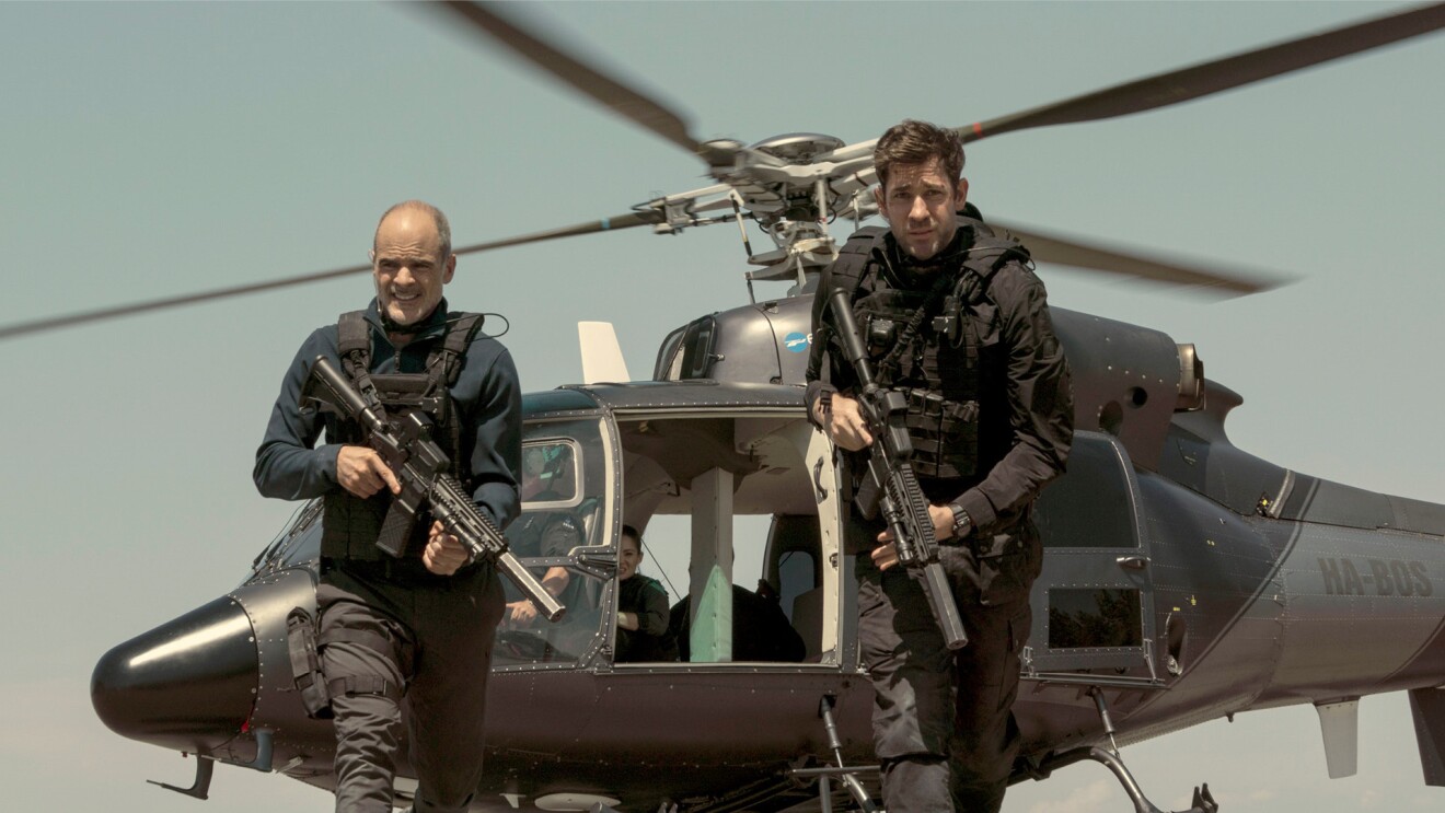 汤姆·克兰西的《杰克·瑞恩》剧照,两个角色走在一架直升机前。