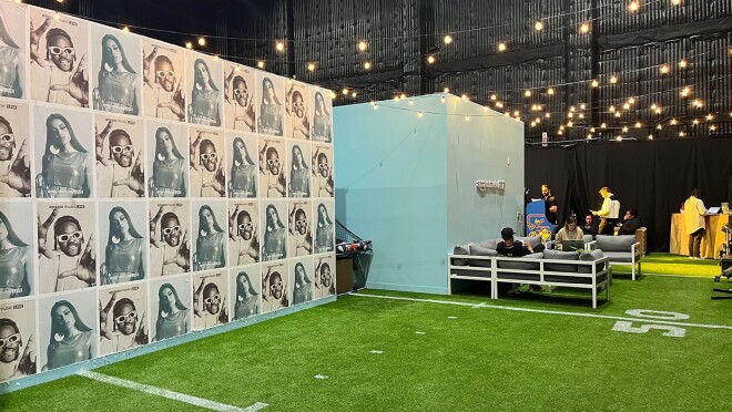 一个房间的图片,绿色的,足球场的地板和蓝色和白色的墙壁,显示安妮塔和2链的照片在墙纸上。