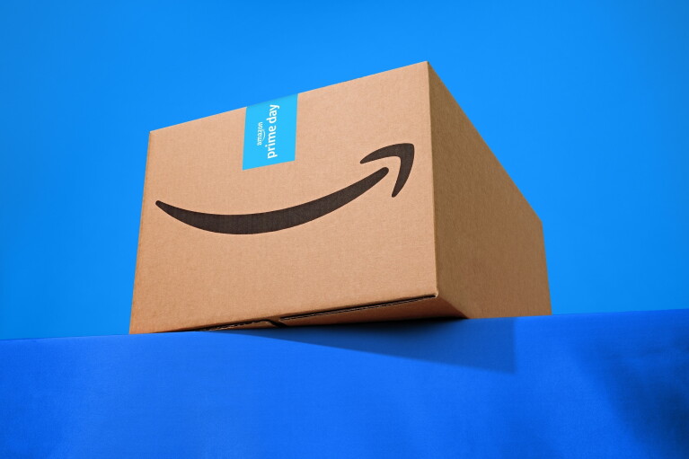 Bild einer Karton mit dem Amazon-Smile auf blauem Hintergrund