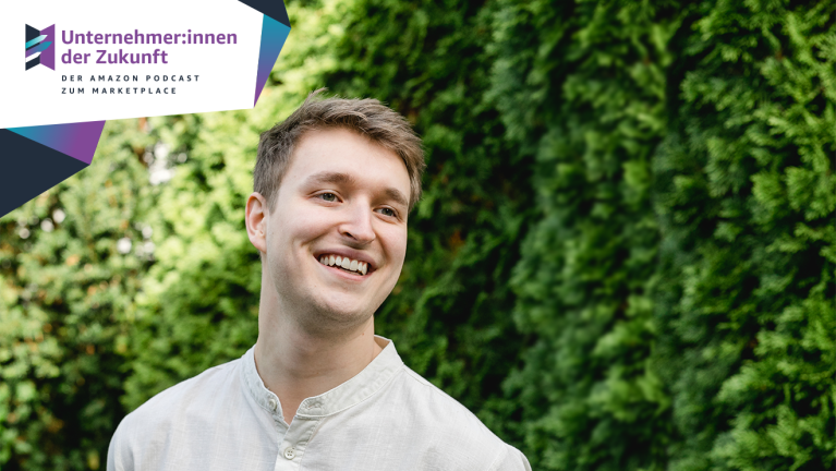 Manuel Weihmüller mit seiner Marke Steinberger, der sich in einer hart umkämpften Amazon Nische – dem Bereich Superfoods – erfolgreich erfolgreich behauptet. Das Foto wurde vor einer grünen Hecke aufgenommen und ihr mit dem UdZ-Logo (Unternehmer:innen der Zukunft - der Amazon Podcast zum Marketplace) versehen.