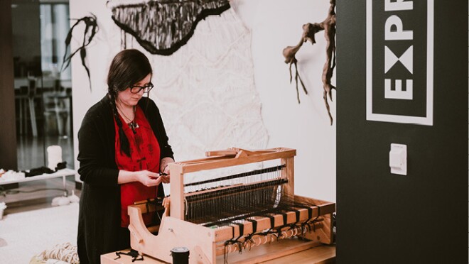 来自“驻馆艺术家”项目的艺术家在各自的艺术作品中工作。