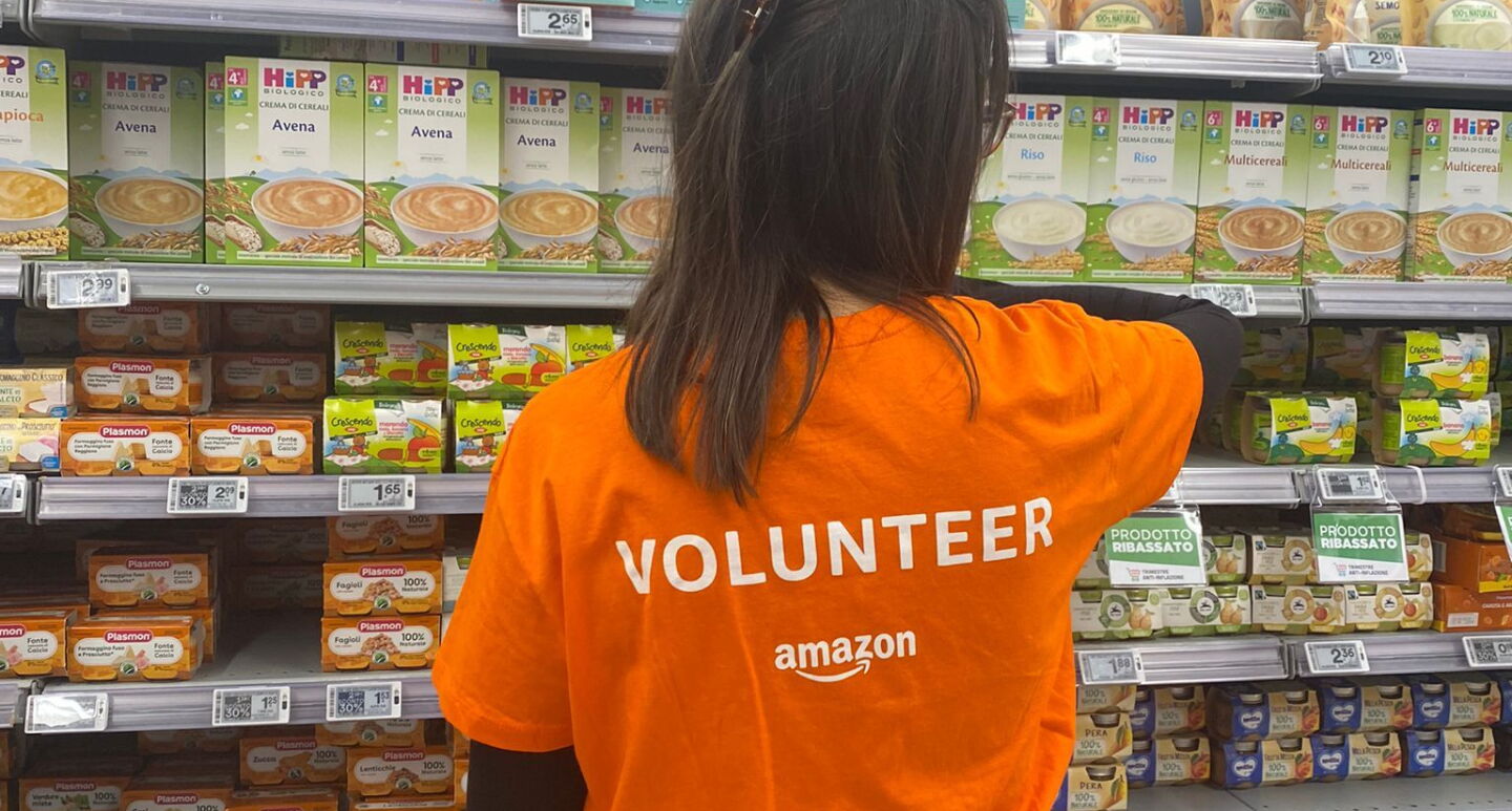 Amazon amployee volunteering for the 2023 Food Collection Day
