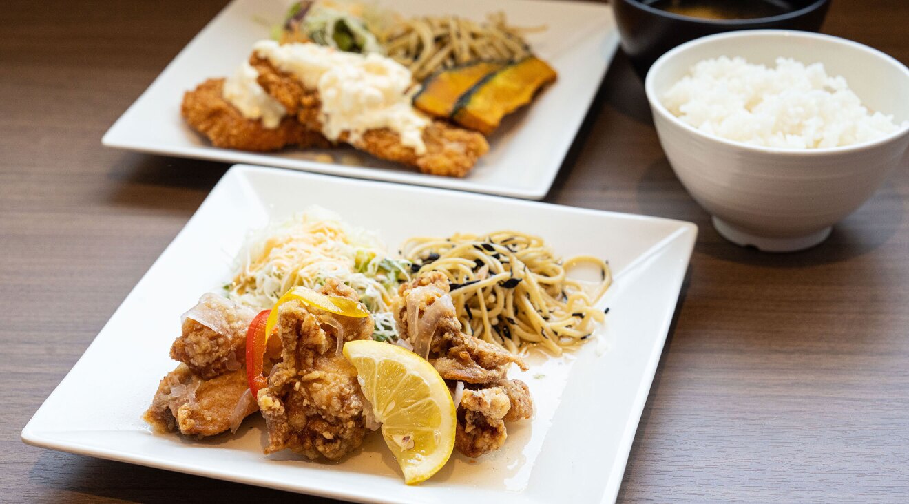 皿に盛られたおかずとその横に茶わんに盛られたご飯