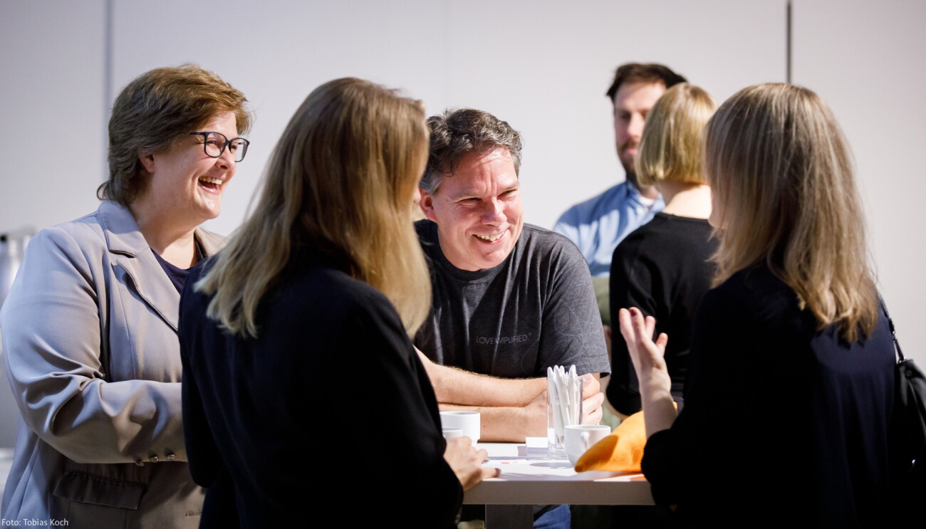 Gemütliches Beisammensein vor der digital.engagiert Preisverleihung.
