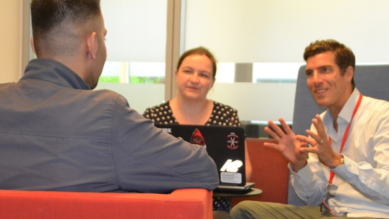 Florian Böhme, Manuela Bohm und Jamal im Gespräch.