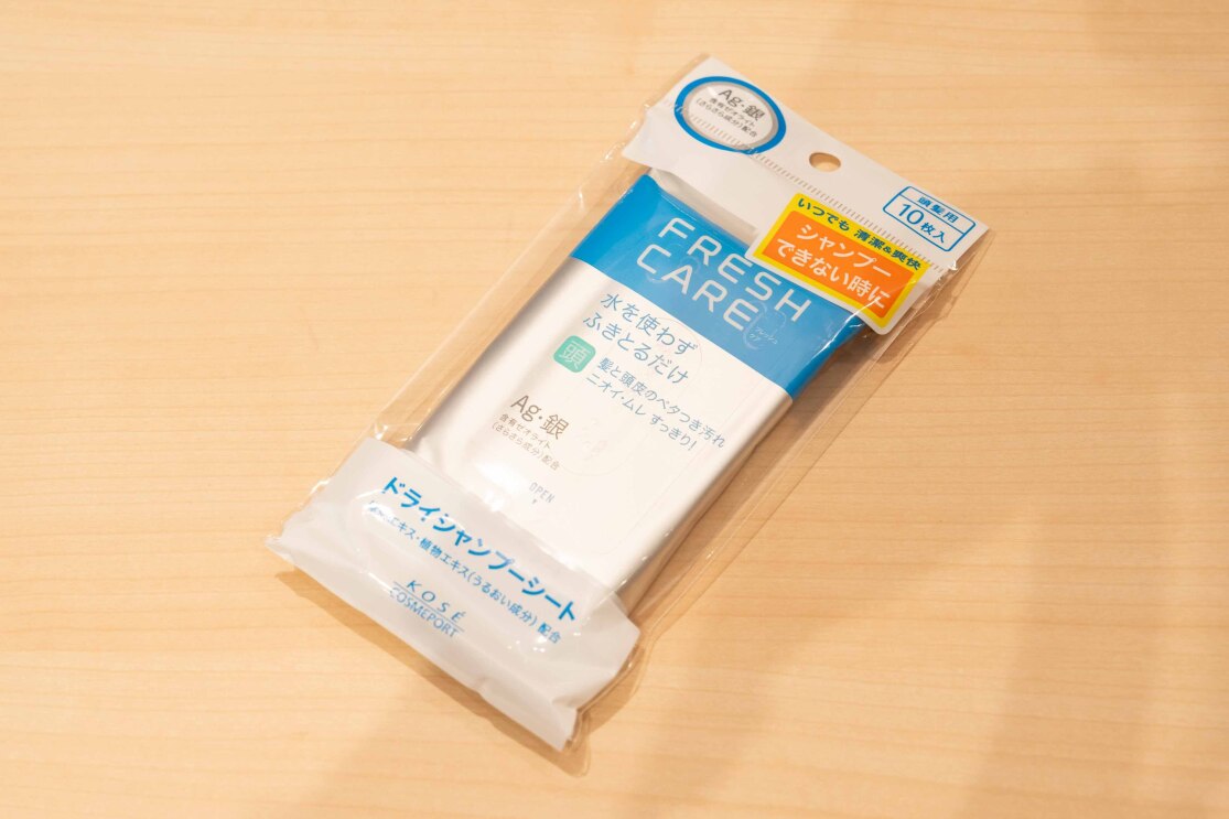 ウェットティッシュのような形状のドライシャンプーシートのパッケージ