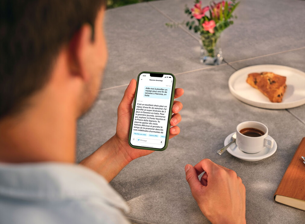 Homme utilisant Alexa+ sur un appareil mobile