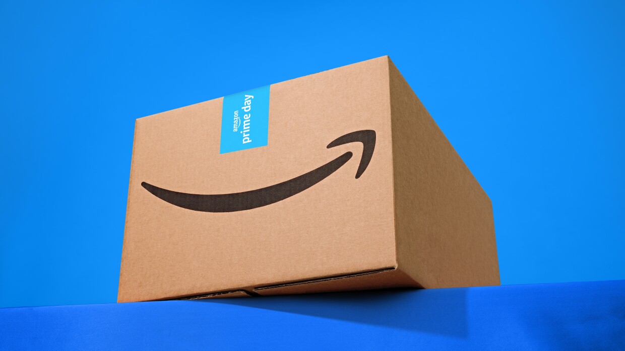 Caja de Amazon con el logo en negro en la cara y la etiqueta de Prime Day.