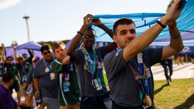 特殊奥林匹克运动会的运动员出现在前景和背景,因为他们携带的特殊奥运会旗在闭幕式。许多运动员都戴着金牌的游戏,在这张照片。