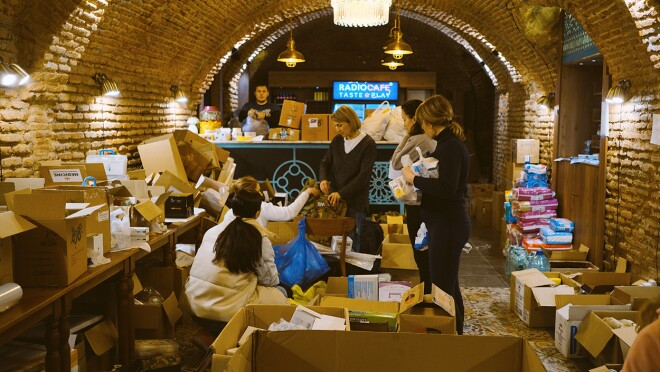 在乌克兰一家咖啡馆的地下室里,人道主义救援人员整理和管理分发给医院的医疗用品。