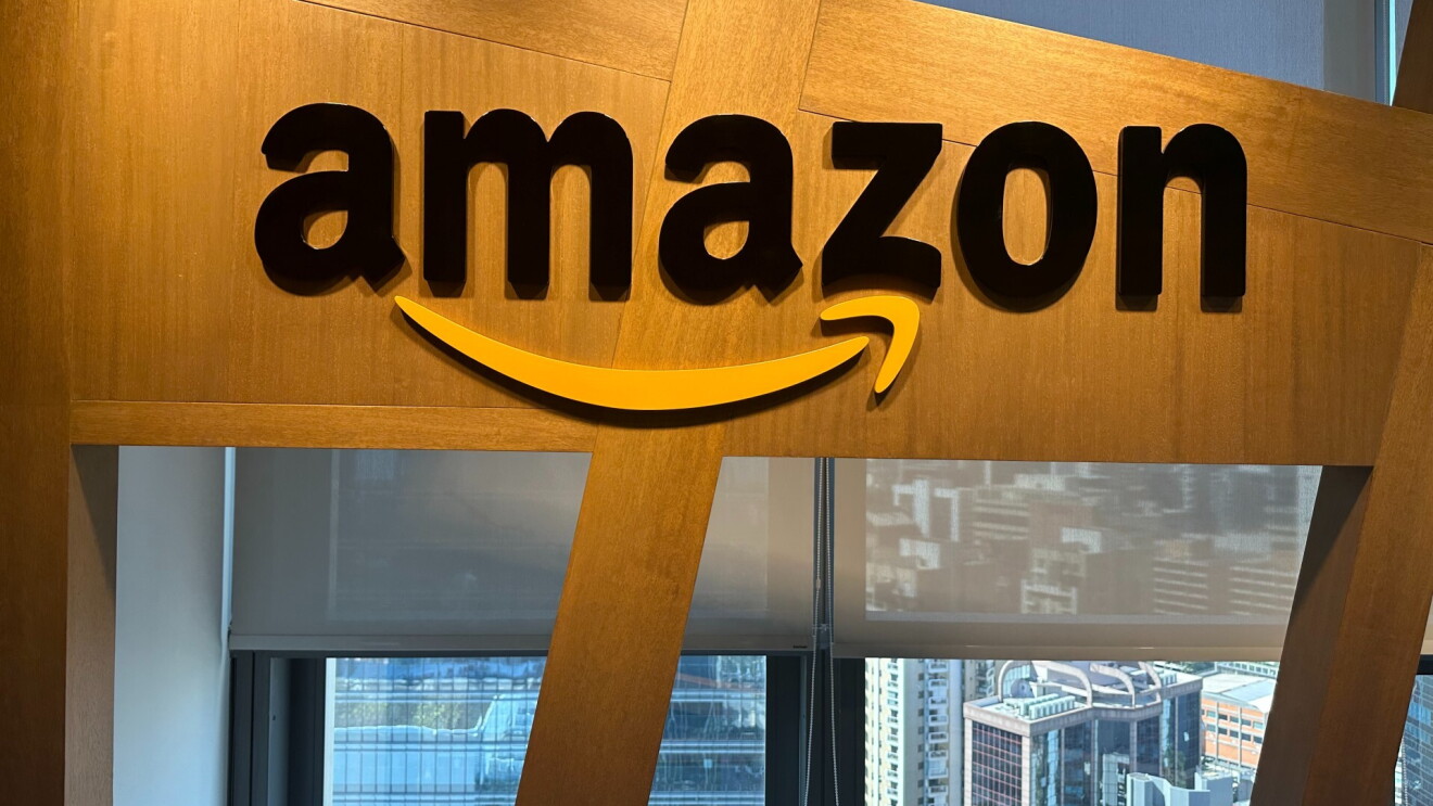 Letreiro da Amazon na recepção do escritório em São Paulo