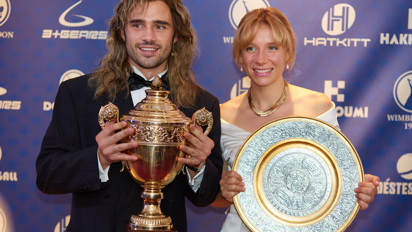 Szene aus Perfect Match, der Geschichte über Steffi Graf und Andre Agassi. Toby Sebastian (Andre Agassi) und Lena Klenke (Steffi Graf) 1992 in Wimbledon: Beiden halten ihre Siegepokale.