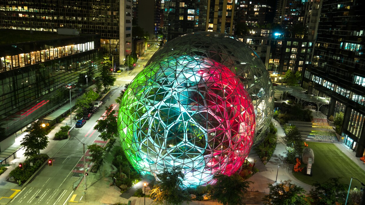 Sfera dell'headquarter di Amazon a Seattle illuminata con il tricolore italiano