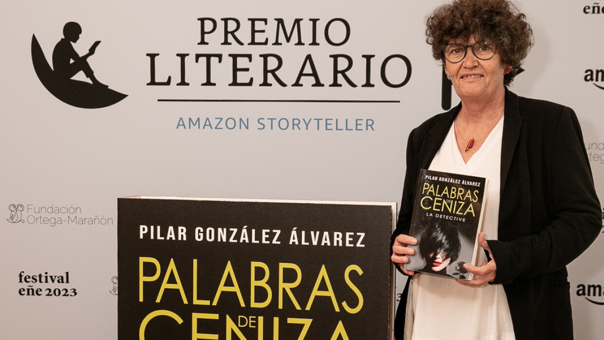 Pilar Gonzalez Alvarez con la novela ganadora. 
