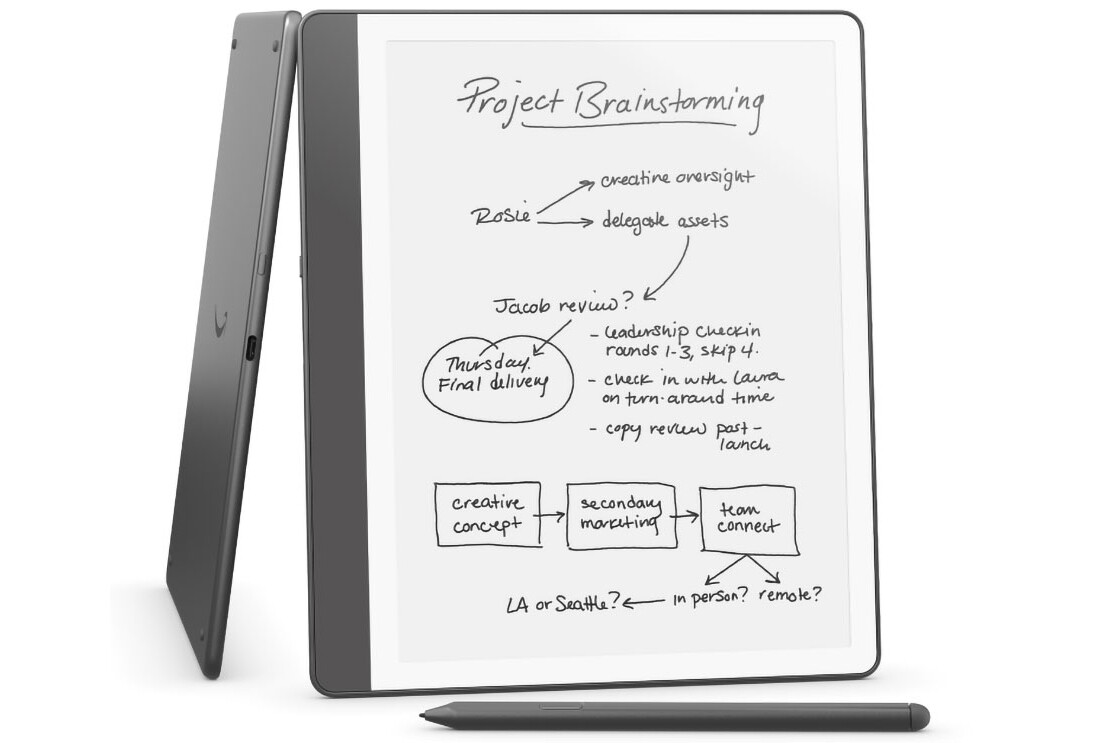 グレー色のKindle_Scribeのスクリーン面が見えるように立てかけてある。スクリーンには英語で書かれたメモ。その前に付属のグレー色のペンが置かれている
