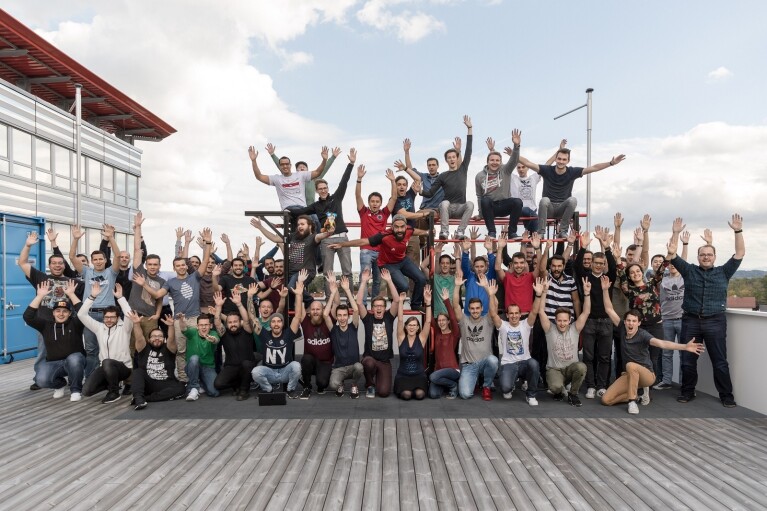 Gruppenfoto des Teams von Runtastic in 2017 im Freien.