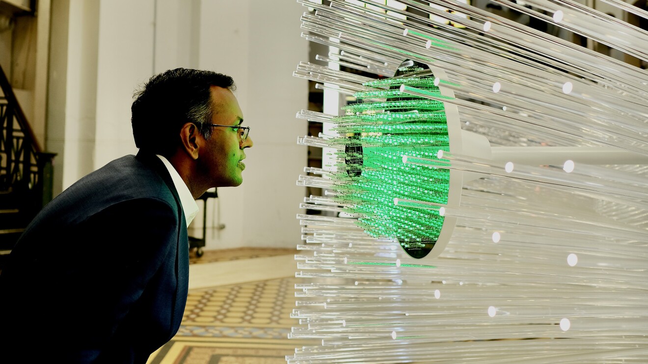 由艺术家Suchi Reddy和AWS在史密森尼博物馆建造的“你+我”艺术装置"width=