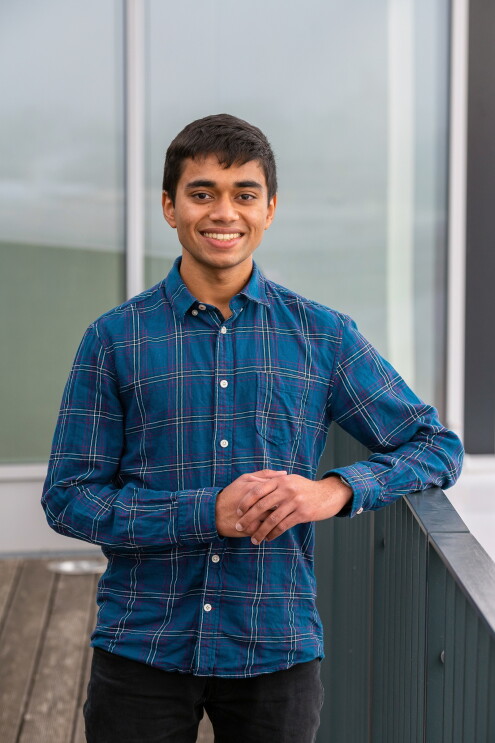 Porträt des Studenten Shreenidhi Darbhe Ganesha im karierten Hemd.