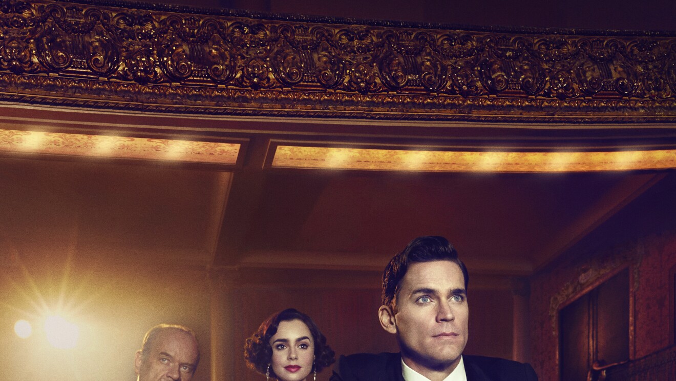 图像从最后的大亨。显示了一个人在前台,坐在电影院的座位。在他身后,一个老男人和一个年轻的女人。似乎所有看电影屏幕。