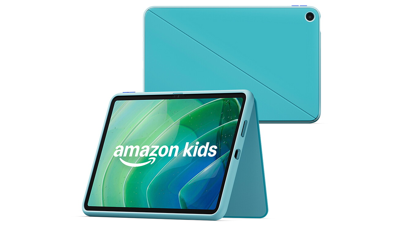 開いた状態で立て、画面を見せたタブレット。同じ商品の背面がその上側に配置されている。