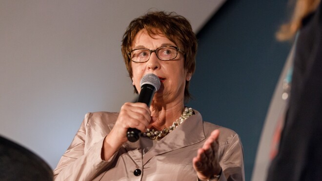 Brigitte Zypries steht auf der Bühne und hält eine Laudation auf eine Gewinnerin.