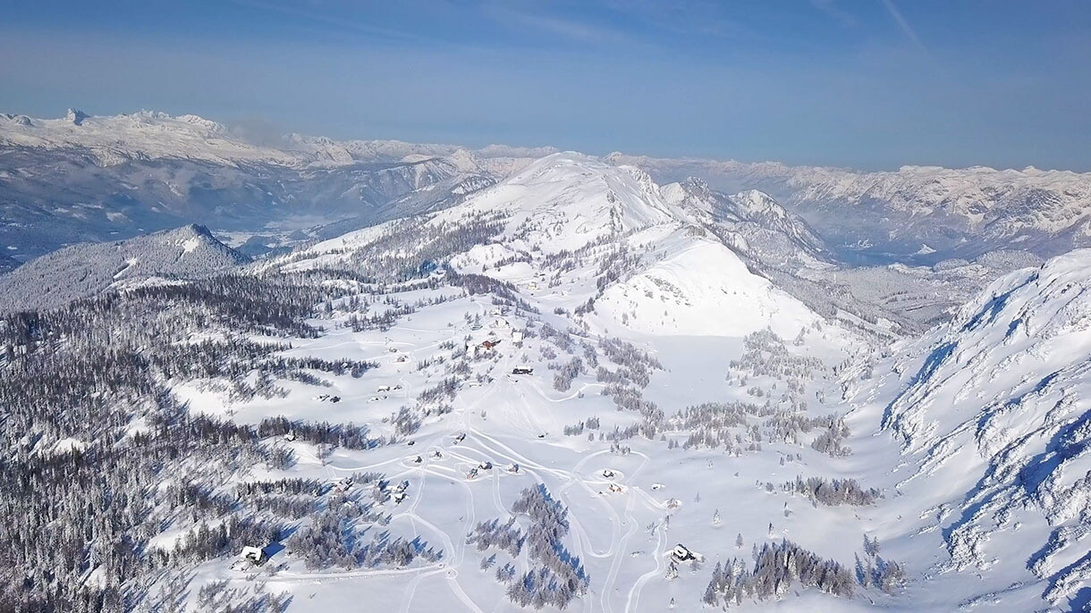 Tauplitz in der Steiermark, Österreich, liegt auf einer Höhe von 1.600 bis 2.000 Metern und ist eine abgelegene, gebirgige Region, die von unberührten natürlichen Seen umgeben ist.