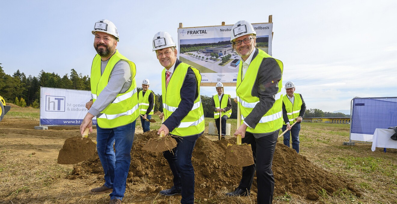 Amazon Senior Operations Manager Florian Amann, Klagenfurts Bürgermeister Christian Scheider und Fraktal Development Geschäftsführer Anthony Pink beim Spatenstich des neuen Verteilzentrums am Klagenfurter Südring, Oktober 2021 - Archiv/Foto vom Spatenstich